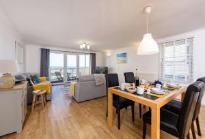 8 Spinnakers in Fistral, Newquay