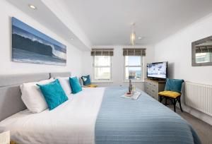 8 Spinnakers in Fistral, Newquay