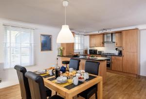 8 Spinnakers in Fistral, Newquay