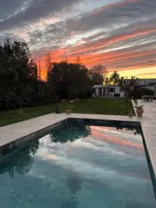 Petite maison dans jardin - Névian