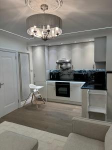 Stunning 2-bed, 2-bath Property In Central London