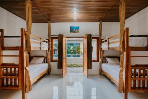Giường trong Phòng ngủ tập thể Nữ 4 Người (Bed in 4-Bed Female Dormitory Room)