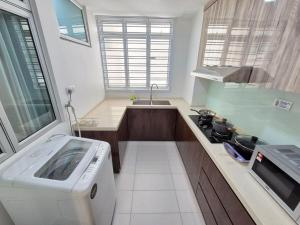 Modern Lux - Walking Distance to Mt Austin 6 Pax