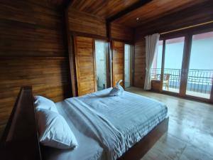 Căn Hộ 4 Phòng Ngủ Nhìn Ra Hồ Bơi (Four-Bedroom Apartment with Pool View)