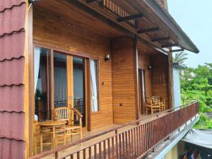 Căn Hộ 4 Phòng Ngủ Nhìn Ra Hồ Bơi (Four-Bedroom Apartment with Pool View)