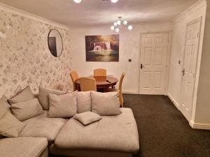 3 Bed house - Sleeps 6 - Parking - Wifi