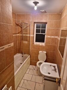 3 Bed house - Sleeps 6 - Parking - Wifi