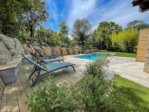 Maisons de vacances Maison en pierre - 6 personnes - piscine : Maison 3 Chambres