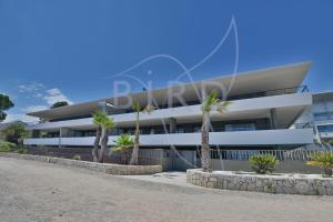 Waterfront apartment with private garden