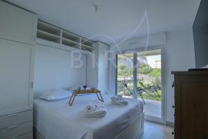 Waterfront apartment with private garden