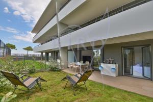 Waterfront apartment with private garden