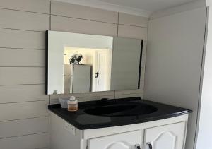 Modern Studio with Pool, 5 mins from Beach