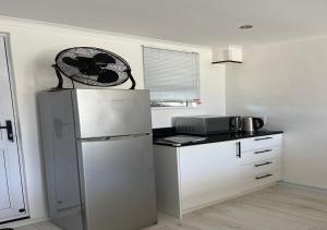 Modern Studio with Pool, 5 mins from Beach