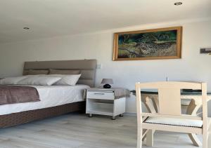 Modern Studio with Pool, 5 mins from Beach
