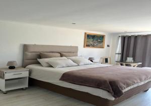 Modern Studio with Pool, 5 mins from Beach