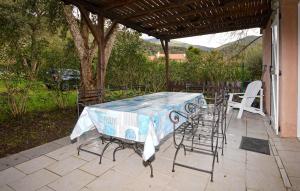 Maisons de vacances 1 Bedroom Nice Home In Vignale : photos des chambres