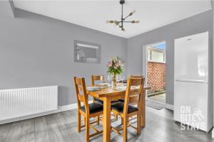 OnSiteStays - Large 3 bedroom, 2 bathroom, driveway, Garden, Sleeps 6 Comfortably