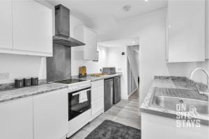 OnSiteStays - Large 3 bedroom, 2 bathroom, driveway, Garden, Sleeps 6 Comfortably