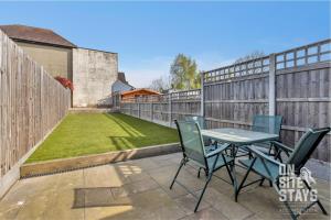 OnSiteStays - Large 3 bedroom, 2 bathroom, driveway, Garden, Sleeps 6 Comfortably