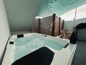 1 lenoir cocon romantique avec jacuzzi au centre