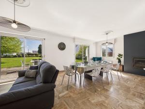 Maison moderne pour 12, grand jardin, terrasse