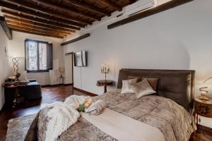 Trevi Fountain Stylish Guest House