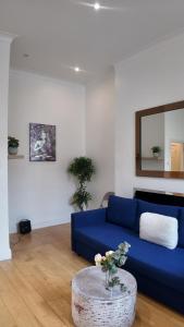 Cozy Apartment Sleep 5 in Berkely BK3