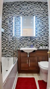 Cozy Apartment Sleep 5 in Berkely BK3