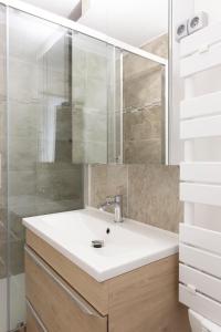 Grand studio climatisé à la mer avec garage privé