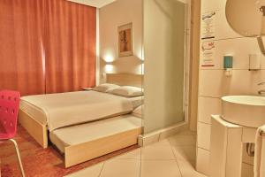 Standard Double Room with extra bed drawer type room in Hello Hotels Gara de Nord