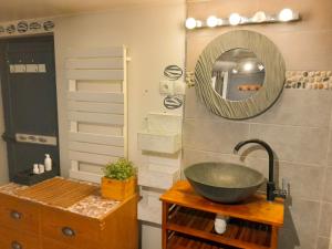 Maisons de vacances Maison T3, Invitation au voyage, Jardinet, Parking : photos des chambres