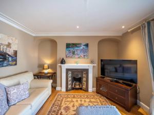 Townhouse with Garden, Parking & River Dart Views