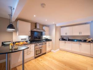 Townhouse with Garden, Parking & River Dart Views