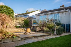 Bright Bungalow Near Town & Estuary with parking