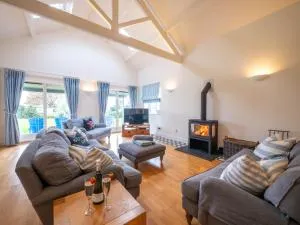 Family And Pet Friendly Near Beach Sleeps Eight - Thurlestone