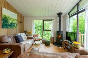 Rural Woodland Lodge With Log Fire & Sunny Deck