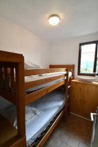 Maisons de vacances Maison 6 personnes climatisee dans residence avec piscine a 900 M des plages : photos des chambres