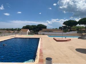 Maisons de vacances Maison 6 personnes climatisee dans residence avec piscine a 900 M des plages : photos des chambres