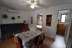 Maisons de vacances Maison 6 personnes climatisee dans residence avec piscine a 900 M des plages : photos des chambres