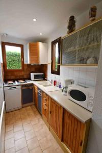 Maisons de vacances Maison 6 personnes climatisee dans residence avec piscine a 900 M des plages : Maison 3 Chambres