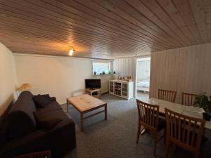 6 person Holiday Inn