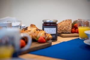 Bright Bungalow Near Town & Estuary with parking