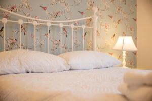 Bright Bungalow Near Town & Estuary with parking