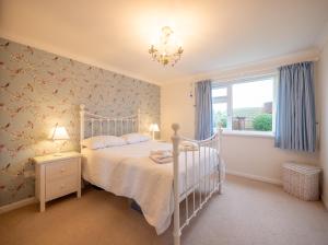 Bright Bungalow Near Town & Estuary with parking