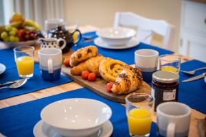 Bright Bungalow Near Town & Estuary with parking