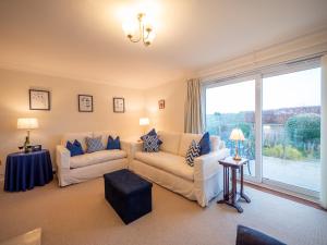 Bright Bungalow Near Town & Estuary with parking