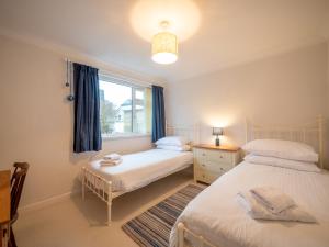 Bright Bungalow Near Town & Estuary with parking