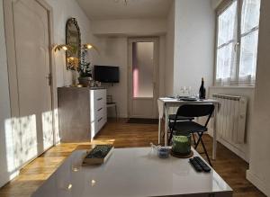 Appartements Nid douillet dans le village de Marcillac-Vallon : Appartement 1 Chambre