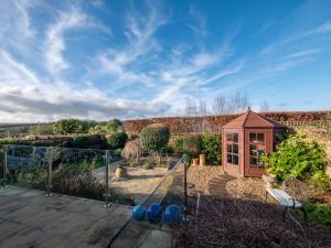 Bright Bungalow Near Town & Estuary with parking