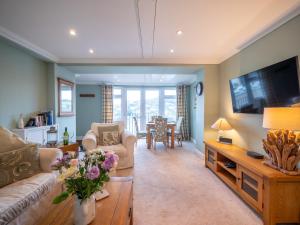 Riverside Apartment with Stunning River Dart View